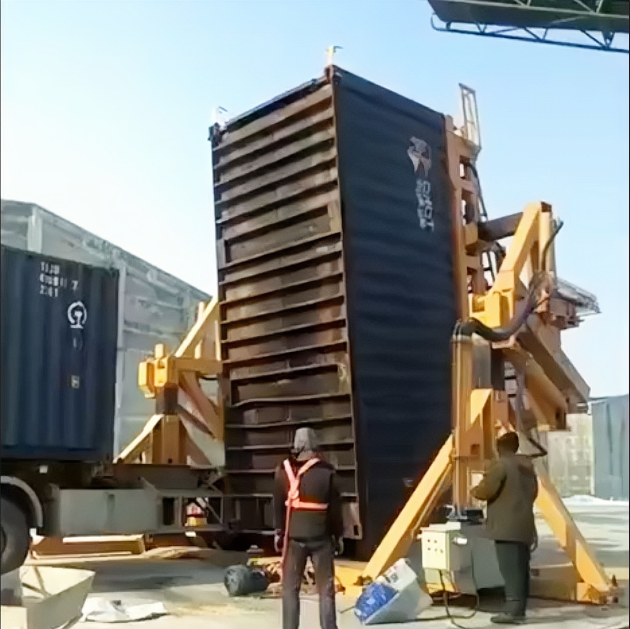 Container tilter at terminal